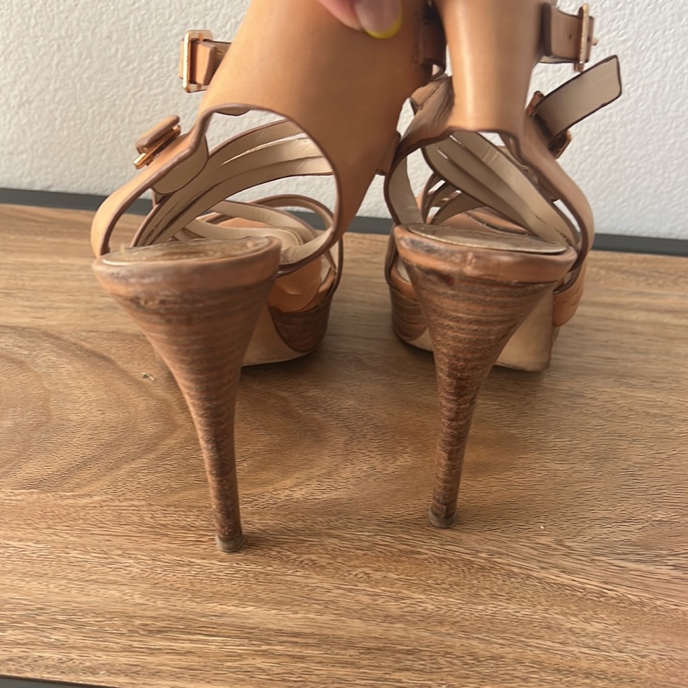 Tan heels - Picture 4 of 4